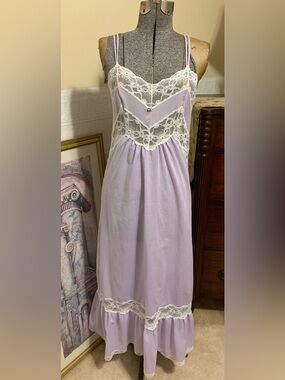 Vintage Lavender Lace Nightgown Women’s Size Medium (no tag) Made in  USA